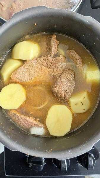 Adicione as batatas e cubra com água em temperatura ambiente, atente-se para o limite da sua panela. Feche a tampa e coloque no fogo alto. Após pegar pressão mantenha no fogo alto por 25 minutos.