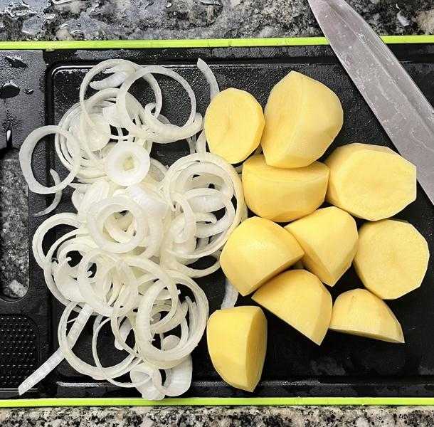 Corte a cebolas em rodelas e as batatas em pedaços grandes e reserve.